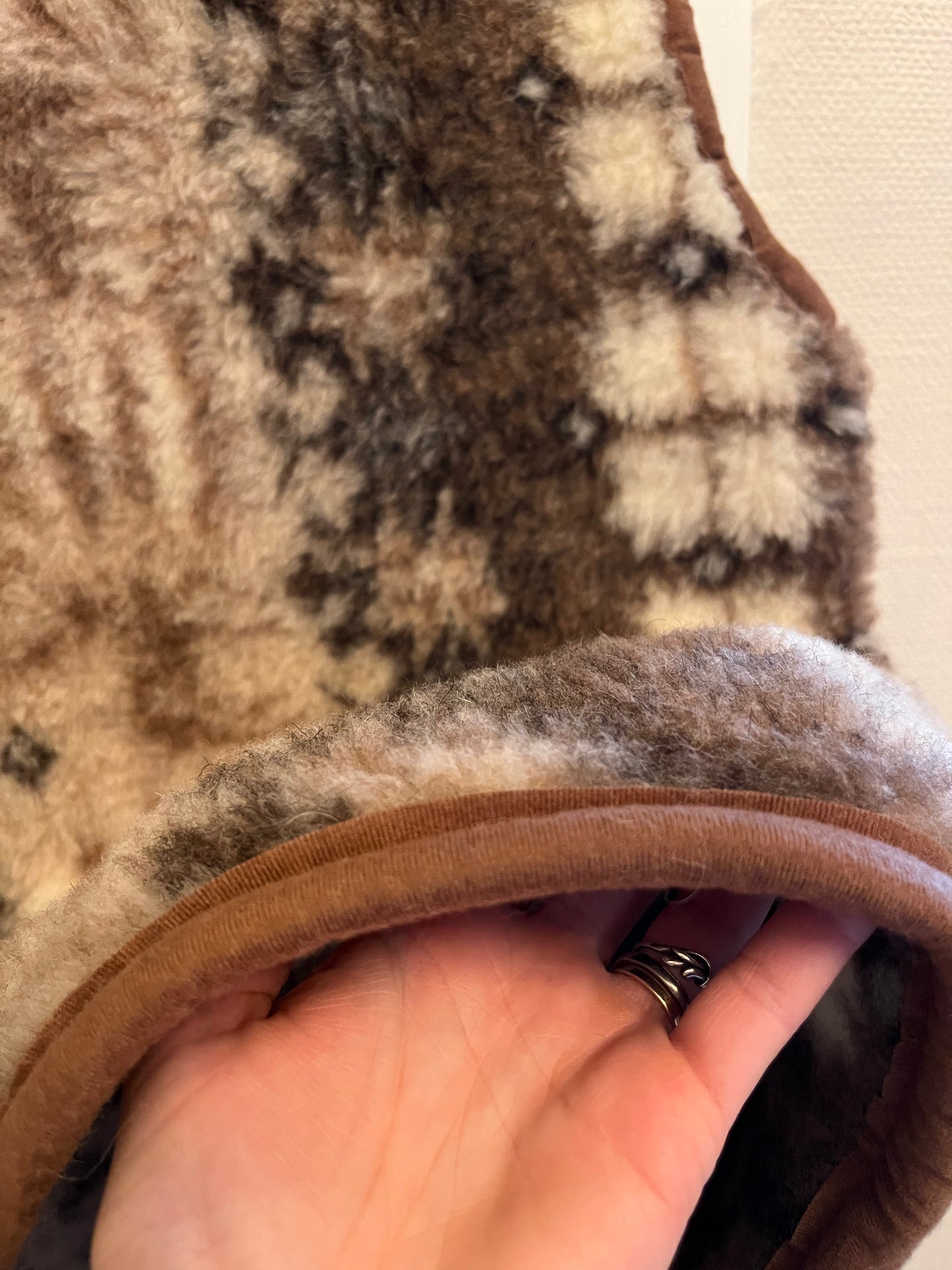BUNBURY VEST - Warm and cozy wool vest, 100% Merino wool, brown - With Vertical Pattern
