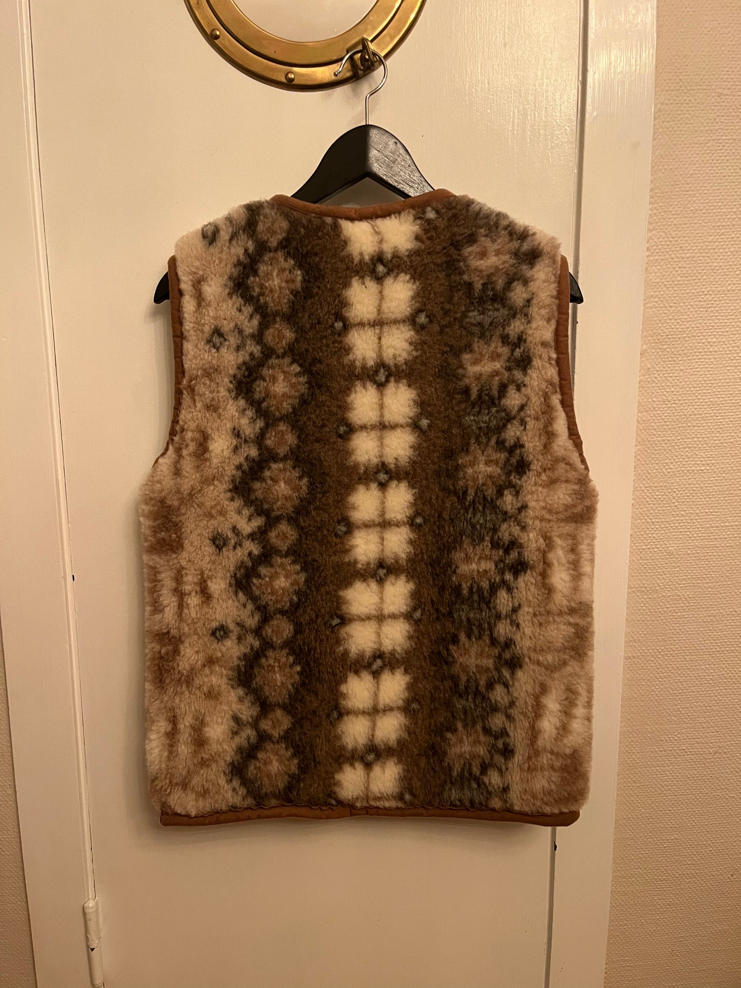 BUNBURY VEST - Warm and cozy wool vest, 100% Merino wool, brown - With Vertical Pattern