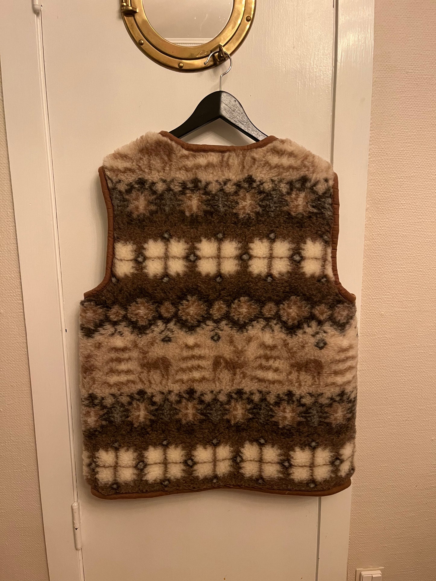 BUNBURY VEST - Warm and cozy wool vest, 100% Merino wool, brown - With Horizontal Pattern