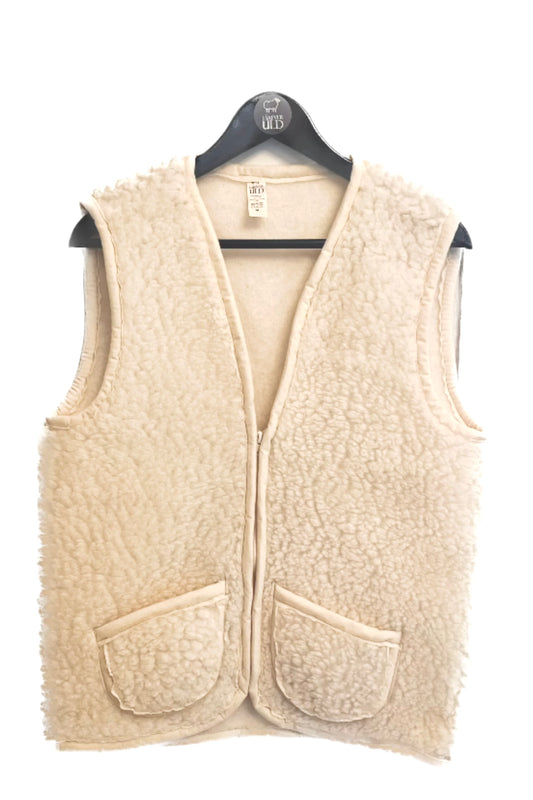 varm hygge uldvest - merino wool vest - white with zipper closing  and two pockets to store phone or other small belongings - minimalistic clean look